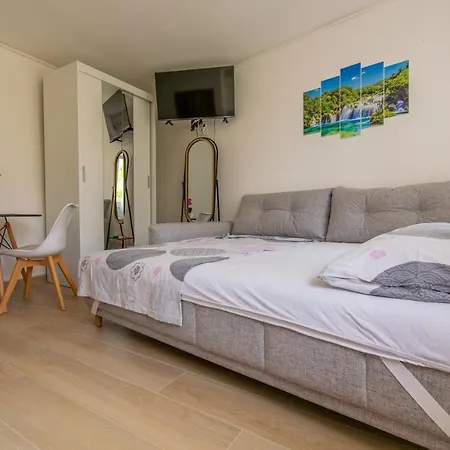 Studio Apartman Monika *